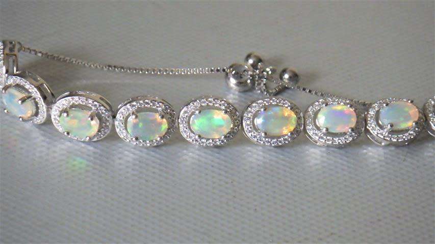 Exquisite Sterling Silver Opal Bracelet - weight 11.1 g