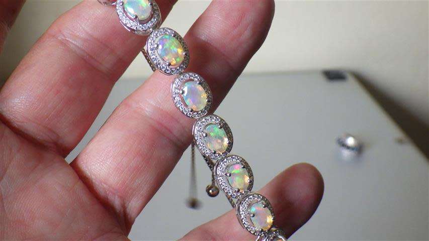 Exquisite Sterling Silver Opal Bracelet - weight 11.1 g