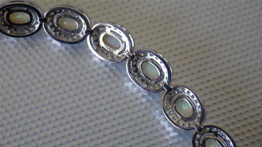 Exquisite Sterling Silver Opal Bracelet - weight 11.1 g