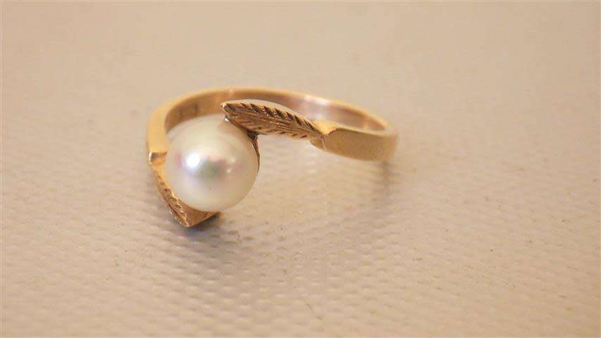 Awesome 9 ct Gold Pearl Ring