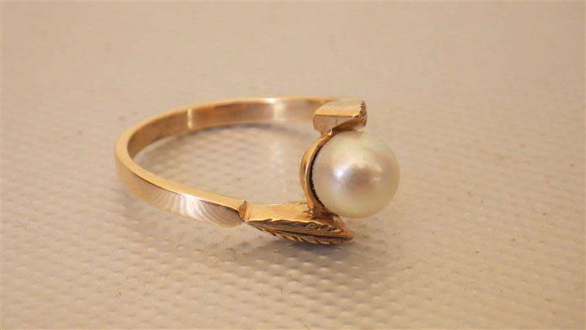 Awesome 9 ct Gold Pearl Ring