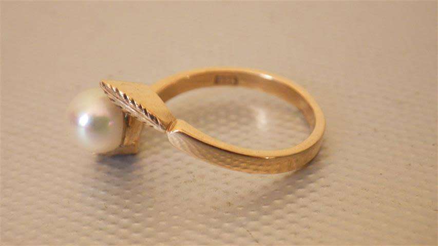 Awesome 9 ct Gold Pearl Ring