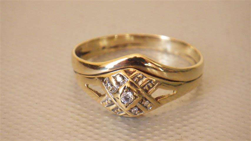 Gorgeous 9 ct Gold Diamond Ring