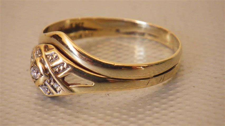 Gorgeous 9 ct Gold Diamond Ring