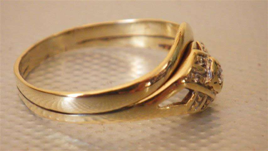 Gorgeous 9 ct Gold Diamond Ring