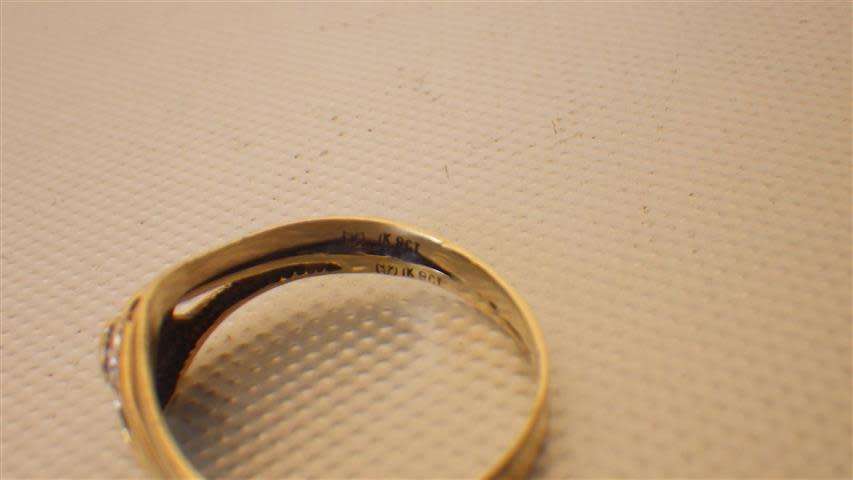 Gorgeous 9 ct Gold Diamond Ring