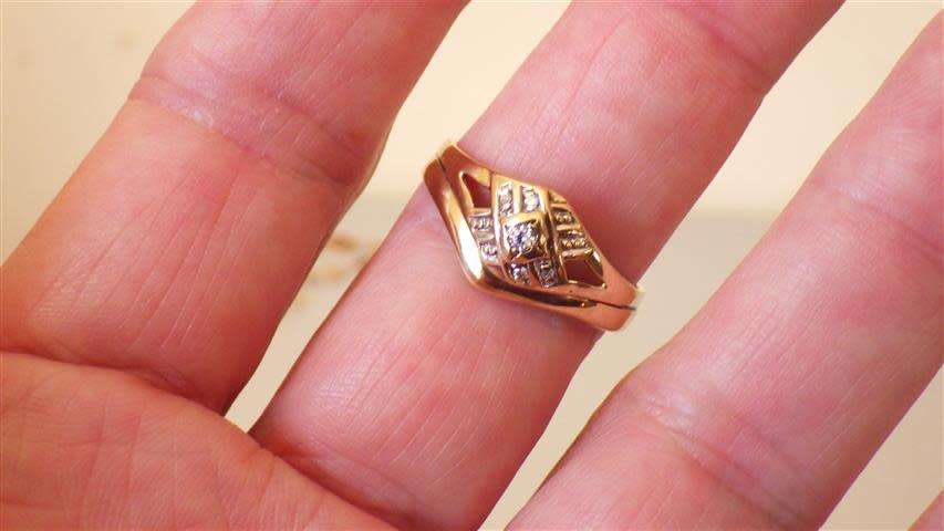 Gorgeous 9 ct Gold Diamond Ring