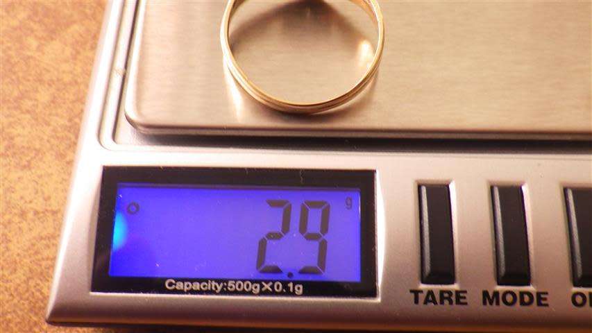 Gorgeous 9 ct Gold Diamond Ring