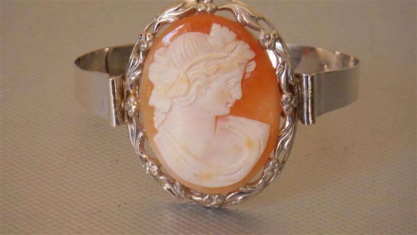 Magnificent Vintage Sterling Silver Cameo Bangle - weight 20.5 g