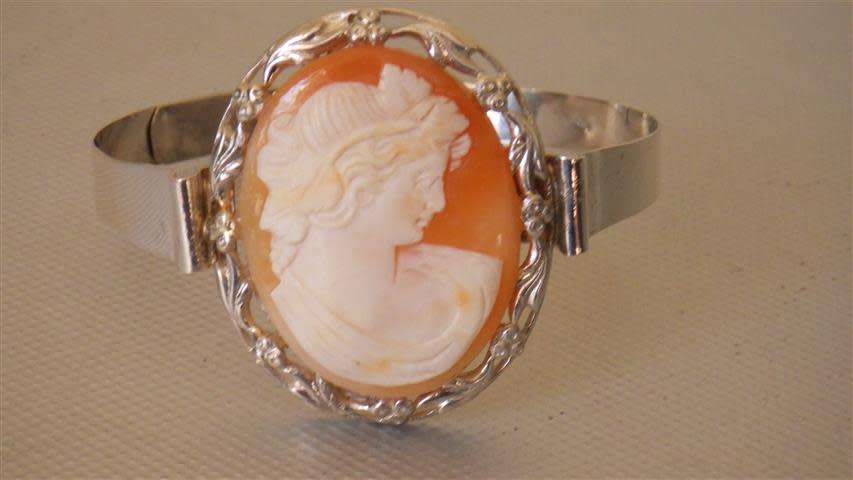 Magnificent Vintage Sterling Silver Cameo Bangle - weight 20.5 g