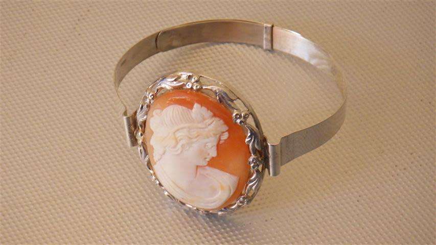 Magnificent Vintage Sterling Silver Cameo Bangle - weight 20.5 g