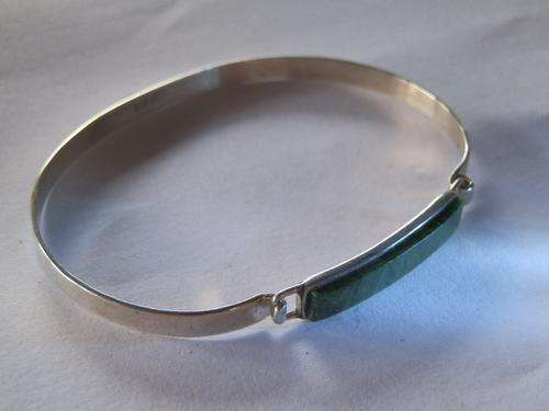 Sterling silver bangle with malachite stone