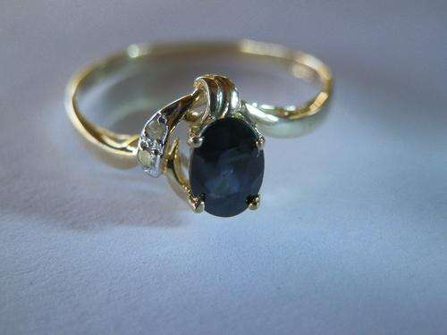9ct Gold blue sapphire & diamond ring
