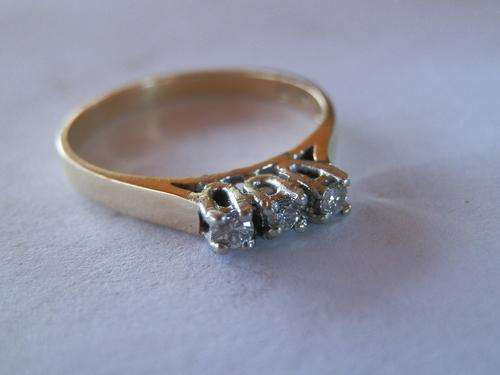 9ct Gold diamond ring - shipping R35 insured