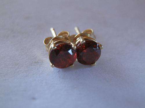 9ct Gold garnet earrings - shipping R35 insured