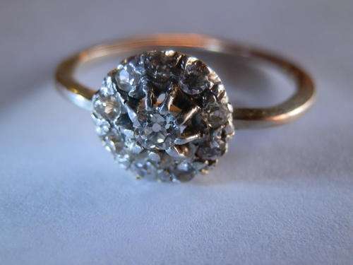 Vintage 9ct gold diamond cluster ring - shipping R40 insured