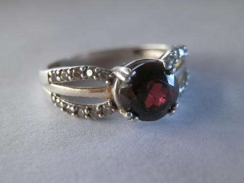 Vintage sterling silver garnet ring - shipping R40 insured