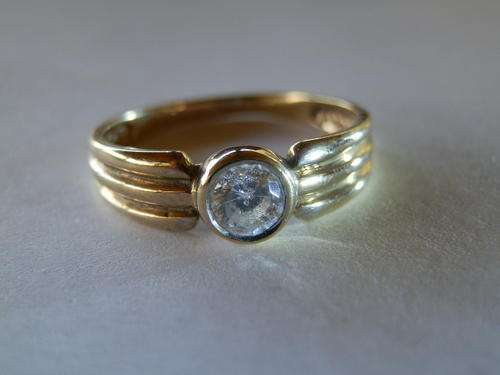 Vintage 9ct gold topaz ring - shipping R40 insured