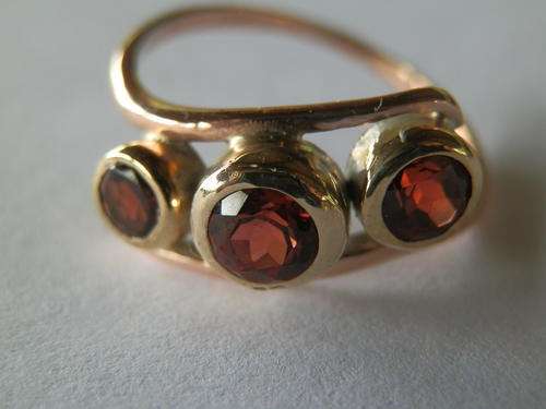 9 ct Gold garnet ring - shipping R45 insured
