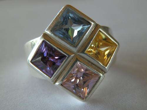 Good weight - 7.9 gram - vintage sterling silver multi gem ring
