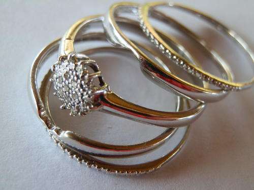 9 ct Gold - 6.9 gram - diamond 5-ring set - thirty (30) days to pay.  Value R11,250.00