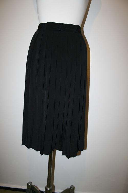 vintage black high waisted pleated skirt