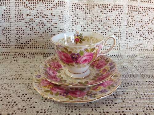 18 Piece Royal Albert Tea Set  Serena