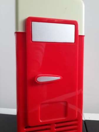 USB powered fridge - keep your drink cans cool at your desk!
