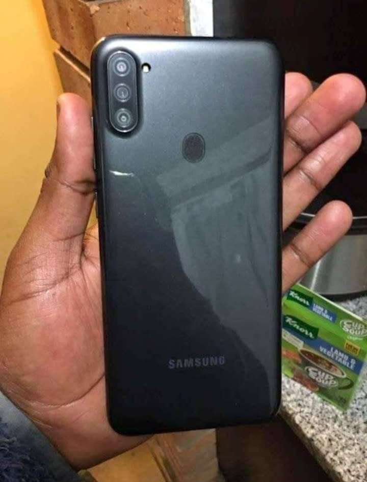 SMARTPHONE SAMSUNG GALAXY A11 WITH TRIPLE CAME INFINITY O DISPLAY, FINGERPRINT, VERY GOOD CONDITION