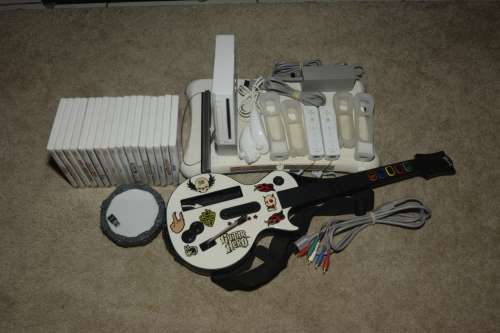 NINTENDO WII CONSOLE LOADS OF ACCESSORIES AND 17 GAMES