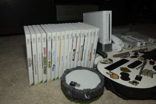 NINTENDO WII CONSOLE LOADS OF ACCESSORIES AND 17 GAMES