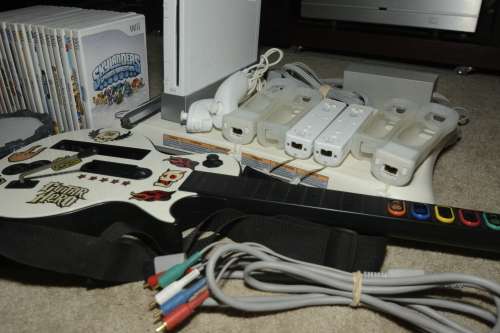 NINTENDO WII CONSOLE LOADS OF ACCESSORIES AND 17 GAMES