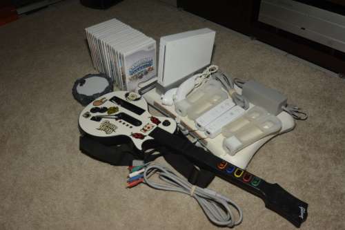 NINTENDO WII CONSOLE LOADS OF ACCESSORIES AND 17 GAMES