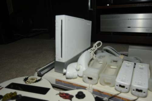 NINTENDO WII CONSOLE LOADS OF ACCESSORIES AND 17 GAMES