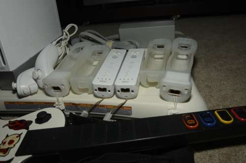 NINTENDO WII CONSOLE LOADS OF ACCESSORIES AND 17 GAMES