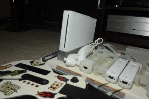 NINTENDO WII CONSOLE LOADS OF ACCESSORIES AND 17 GAMES