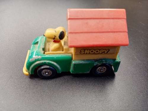 Snoopy car
