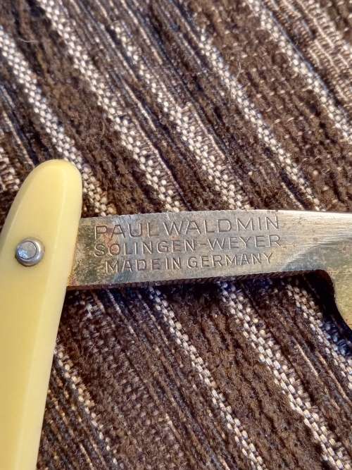 Double cuckoo cut throat razor