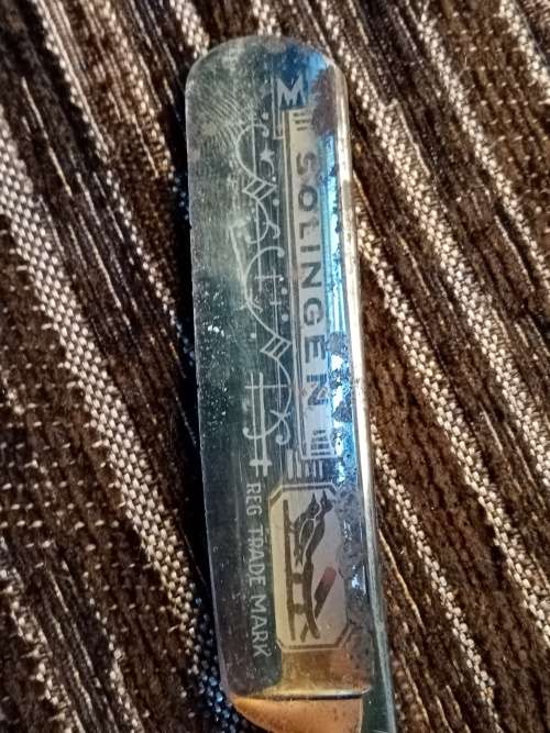 Double cuckoo cut throat razor