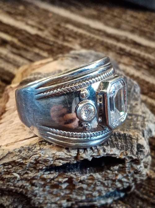 Ladies ring Size W.5 925 silver NO BOX