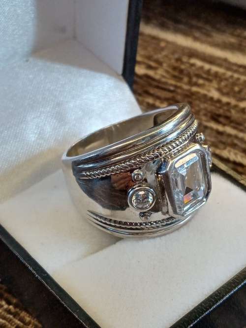Ladies ring Size W.5 925 silver NO BOX
