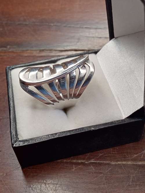 Sterling Silver ladies ring Size M.5 No Box!