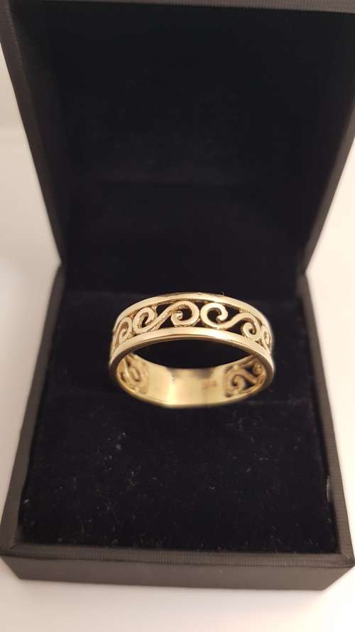 9ct Gold Ladies band - Pre-owned