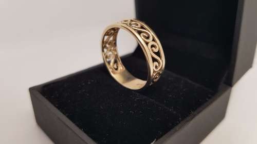 9ct Gold Ladies band - Pre-owned