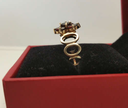 Vintage 9ct Gold Genuine Garnet Ring from UK