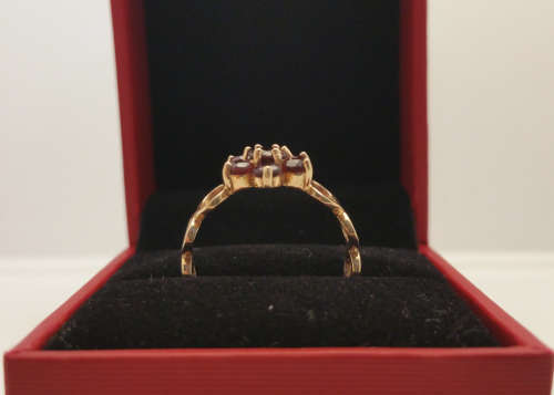 Vintage 9ct Gold Genuine Garnet Ring from UK