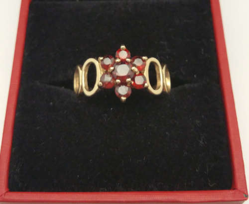 Vintage 9ct Gold Genuine Garnet Ring from UK