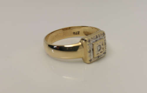 9ct Yellow Gold Diamond Ring - Pre-owned