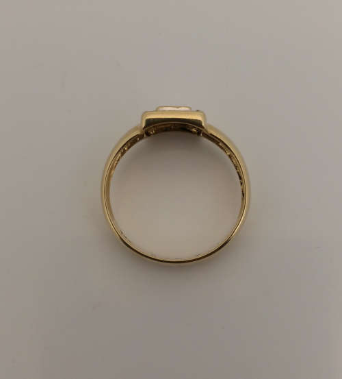 9ct Yellow Gold Diamond Ring - Pre-owned