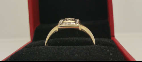 9ct Yellow Gold Diamond Ring - Pre-owned